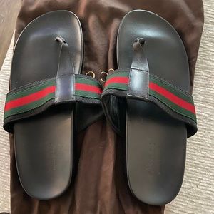 Men Gucci slippers comes with dust bag. 100% authentic